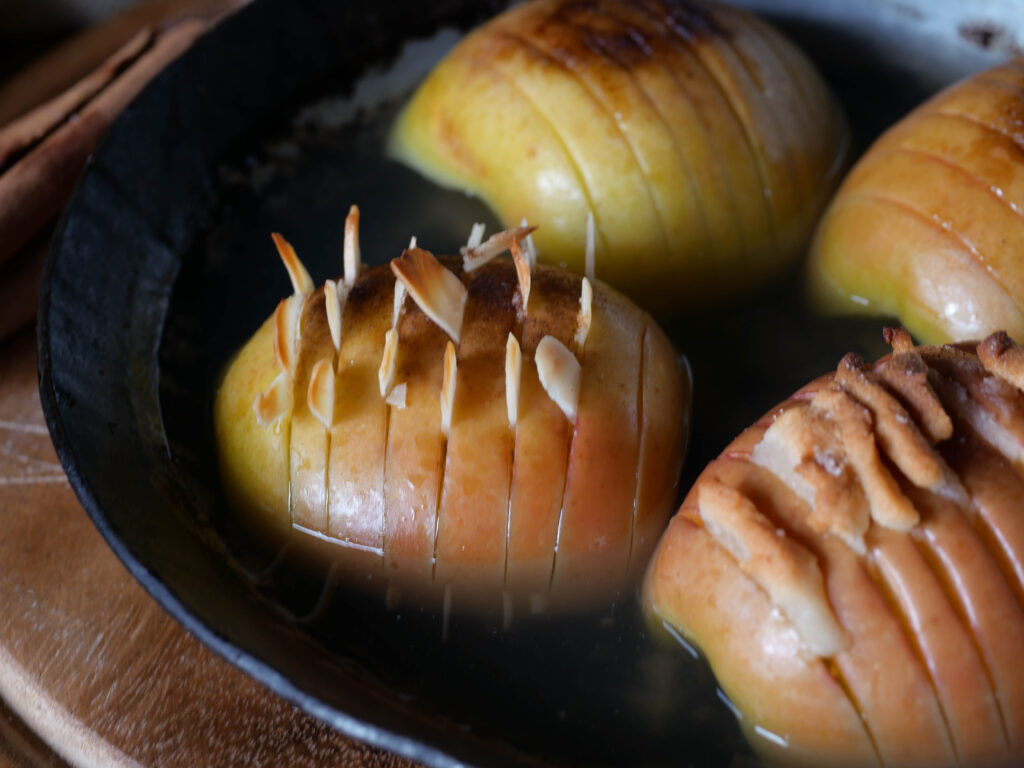 Hasselback Bratapfel mit Vanillesoße