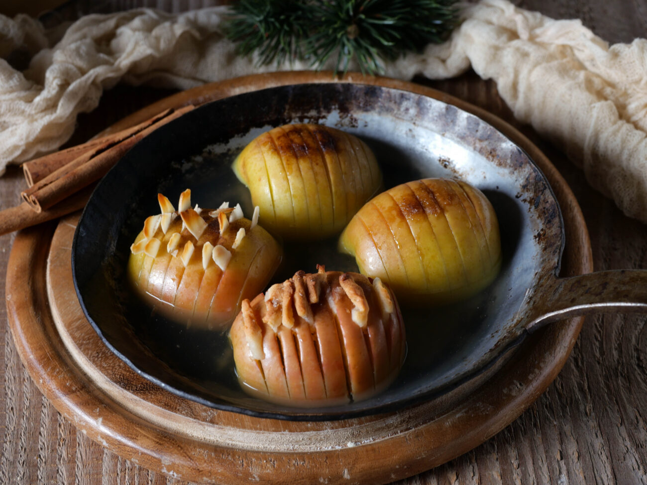 Hasselback Bratapfel mit Vanillesoße