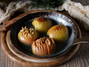 Hasselback Bratapfel mit Vanillesoße