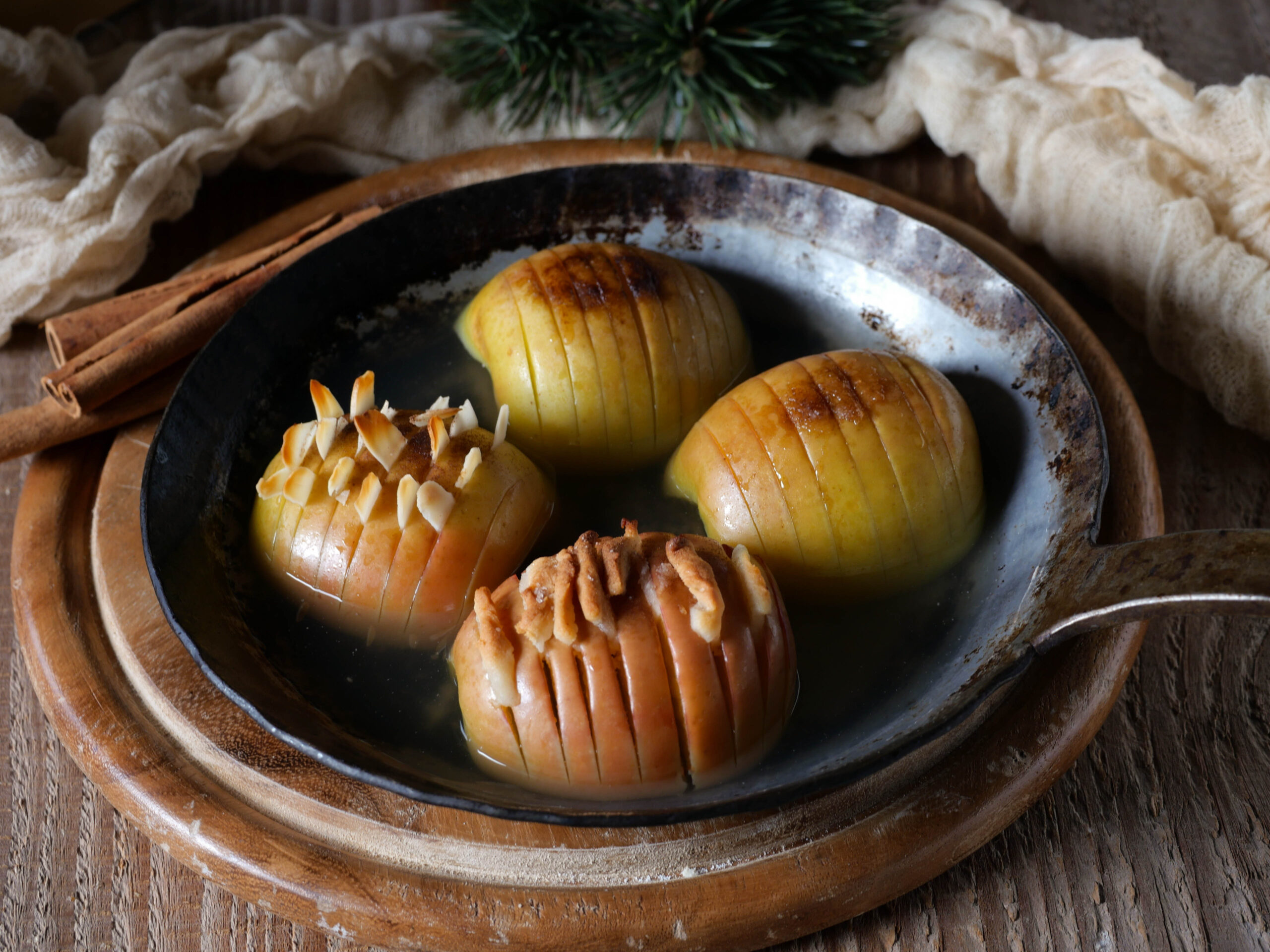 Hasselback Bratapfel mit Vanillesoße