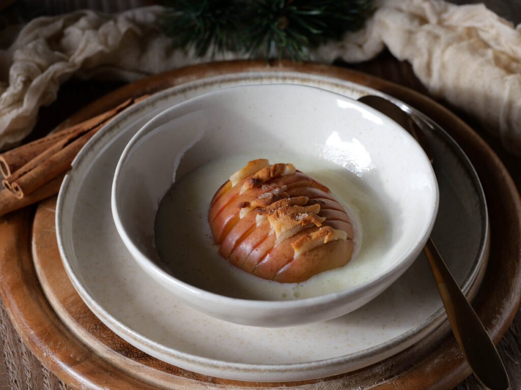 Hasselback Bratapfel mit Vanillesoße