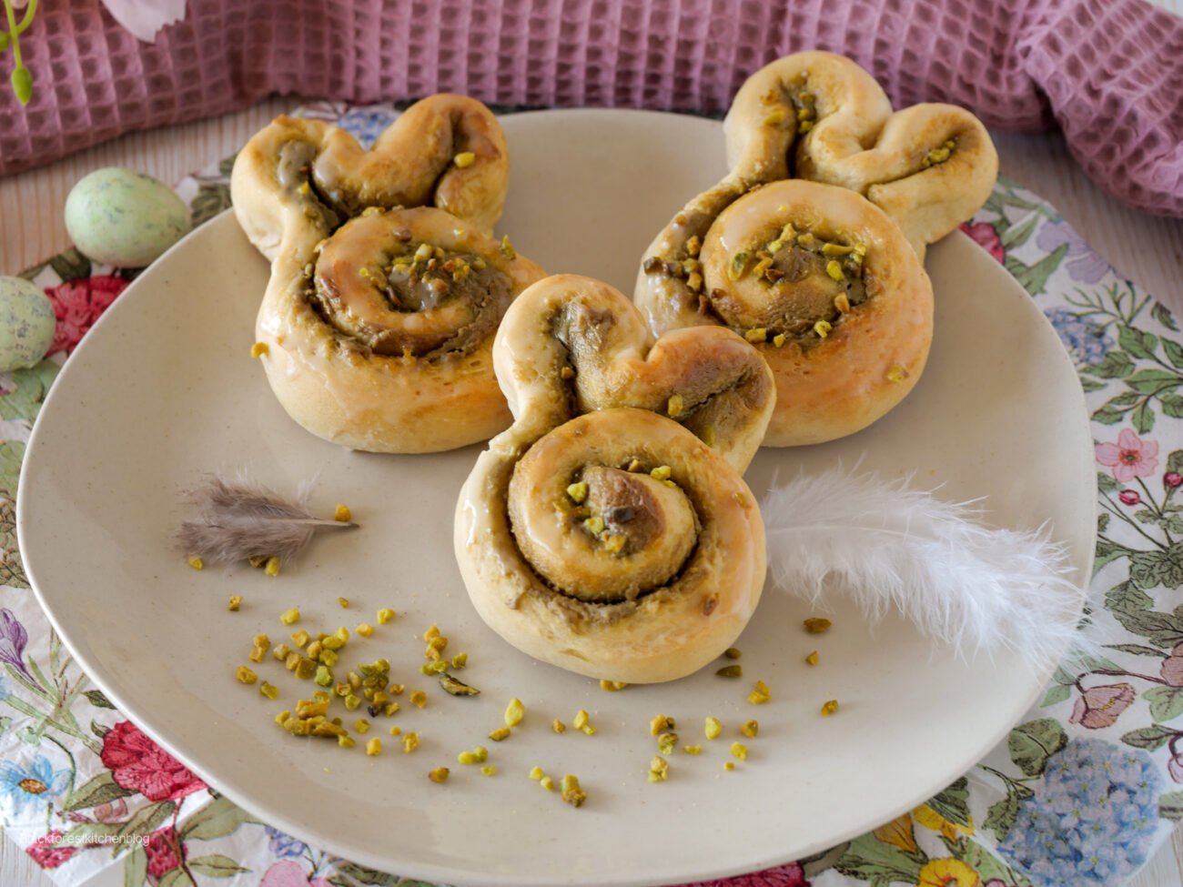 Oster-Hefeschnecken mit Pistaziencreme