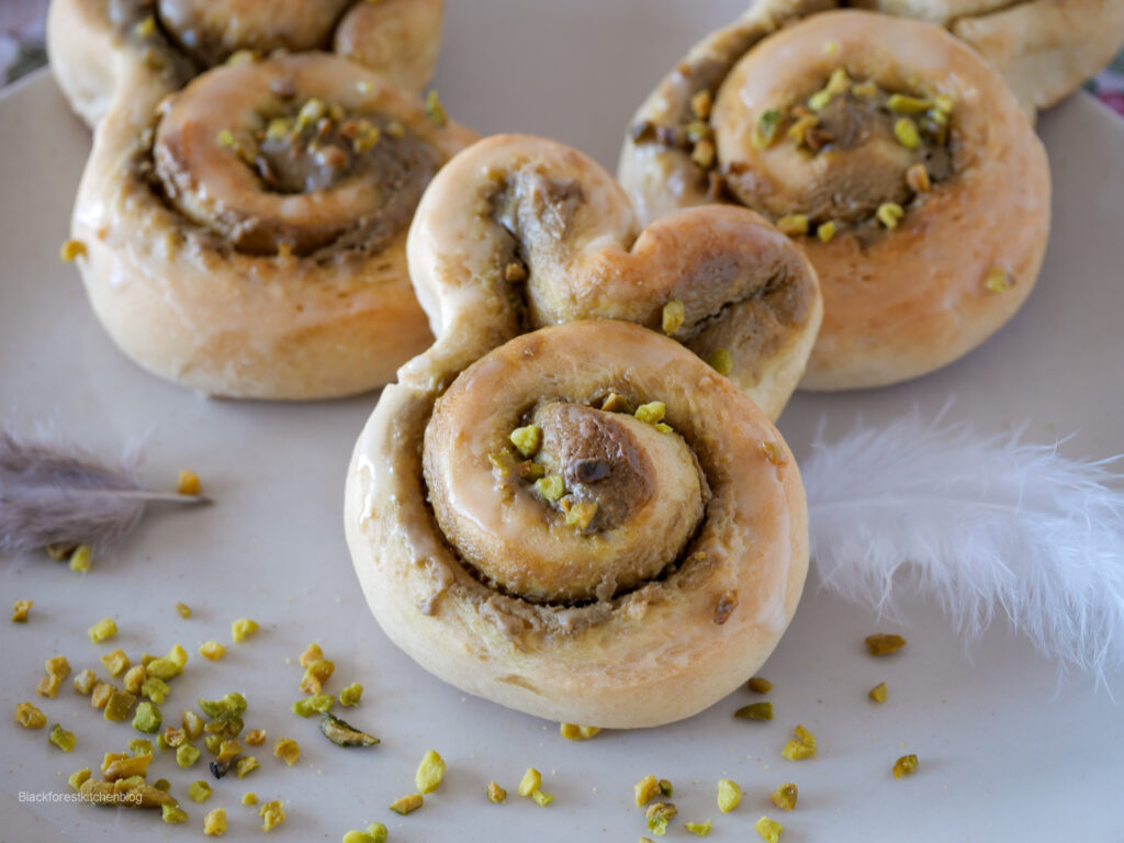 Oster-Hefeschnecken mit Pistaziencreme