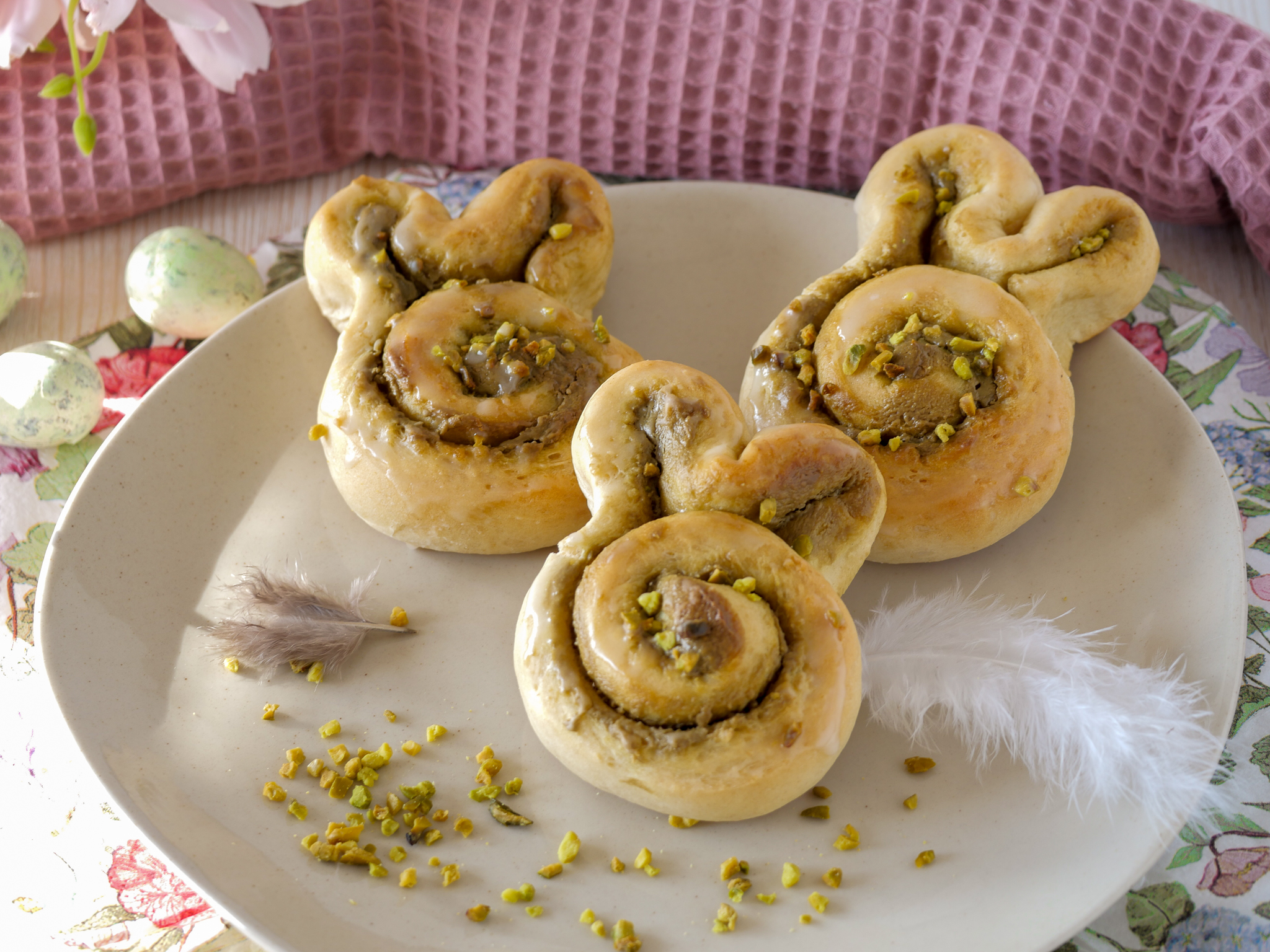 Oster-Hefeschnecken mit Pistaziencreme