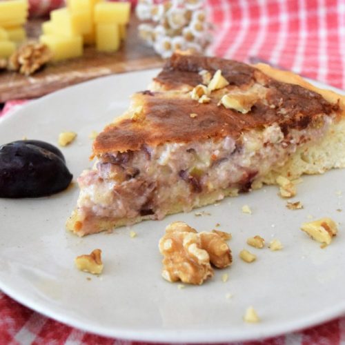 Käsewähe mit Baunüssen und Zwetschgen