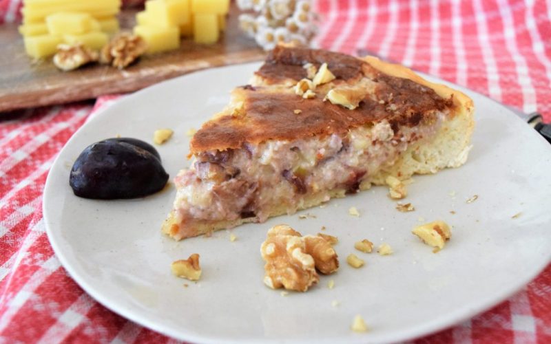 Käsewähe mit Baunüssen und Zwetschgen