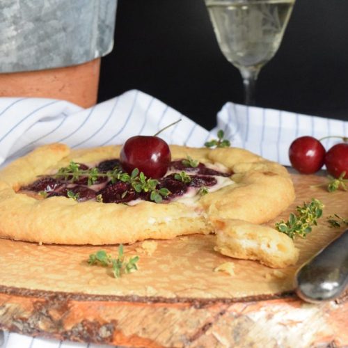 Crostata mit Kirschen und Ziegenfrischkäse