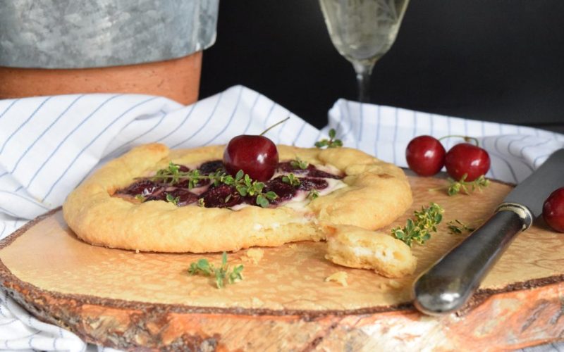 Crostata mit Kirschen und Ziegenfrischkäse
