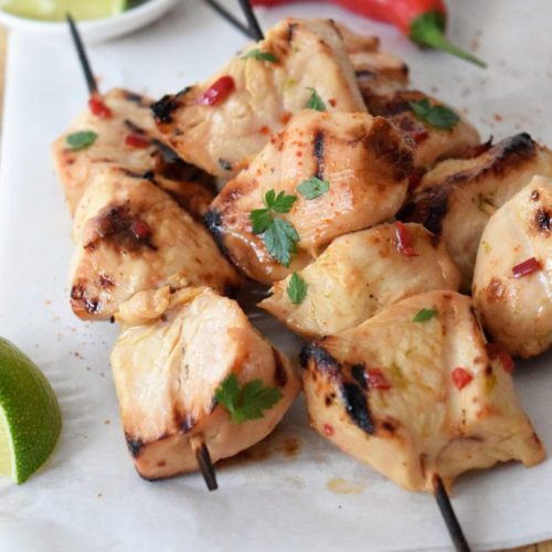 Honig-Limetten Hähnchenspieße und Mango-Halloumi-Spieße