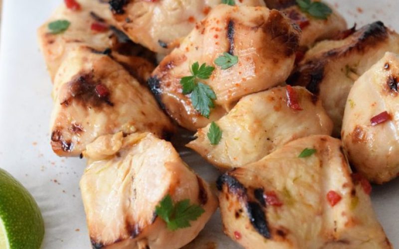 Honig-Limetten Hähnchenspieße und Mango-Halloumi-Spieße