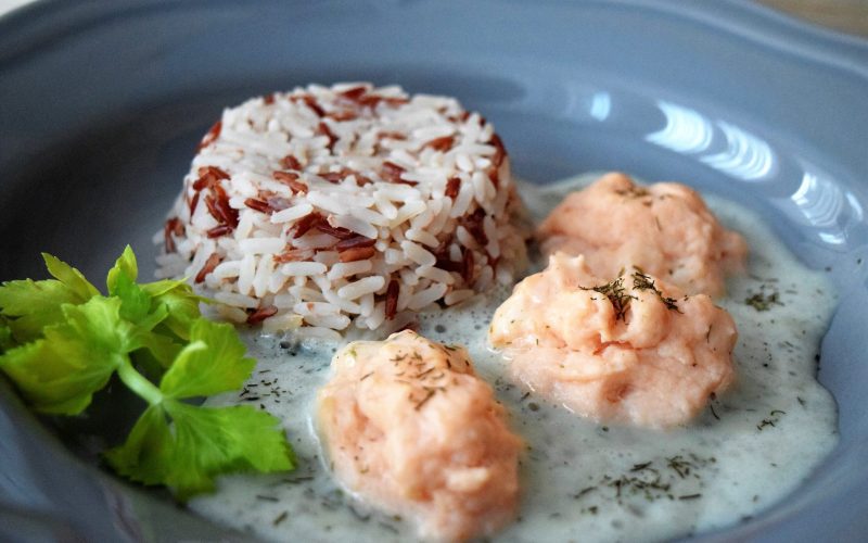 Lachsklößchen mit Reis