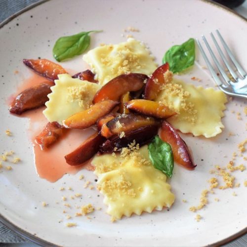 Süsse Ravioli mit karamellisierten Zwetschgen