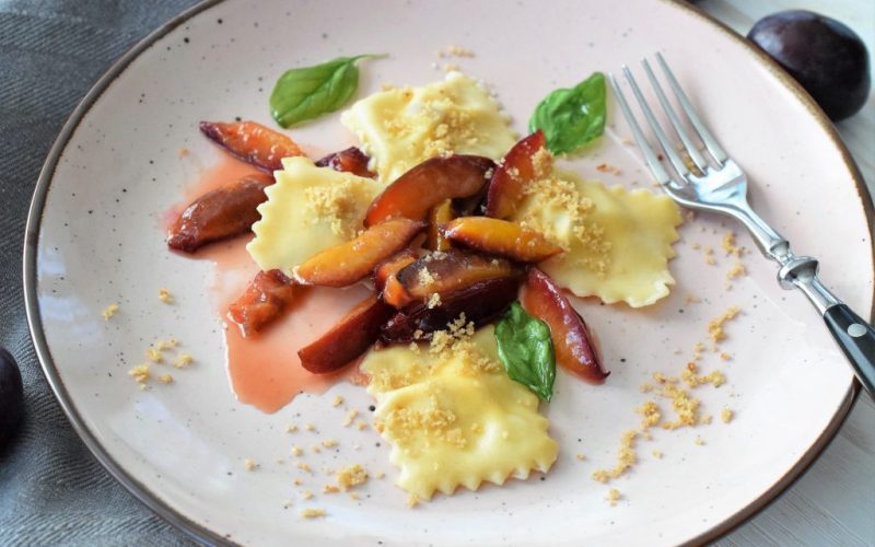 Süsse Ravioli mit karamellisierten Zwetschgen