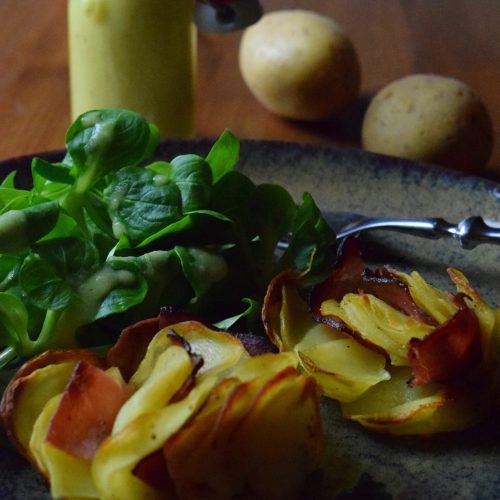 Kartoffel-Schinken-Rosen und Salat mit Kartoffeldressing