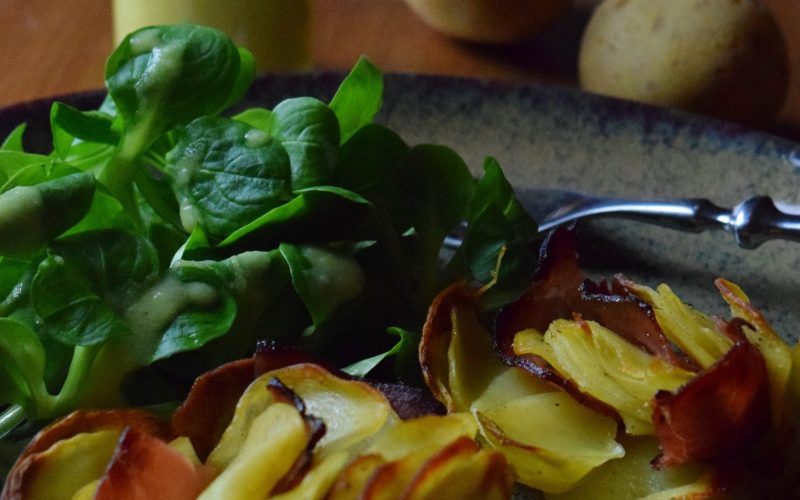 Kartoffel-Schinken-Rosen und Salat mit Kartoffeldressing