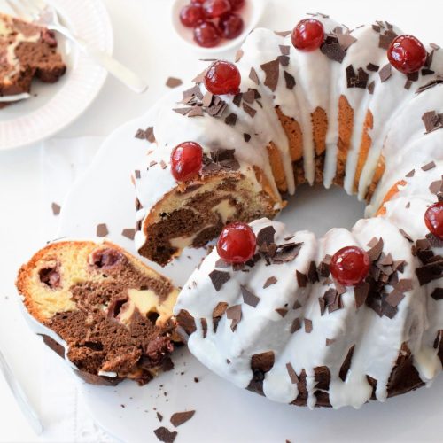 Schwarzwälder Kirsch Gugelhupf mit Cheesecake-Füllung