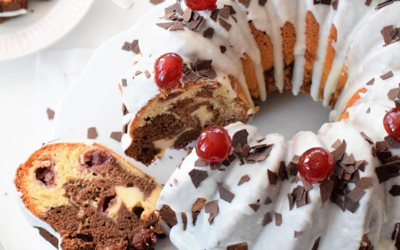 Schwarzwälder Kirsch Gugelhupf mit Cheesecake-Füllung