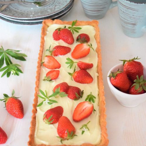 Waldmeistertarte mit Erdbeeren