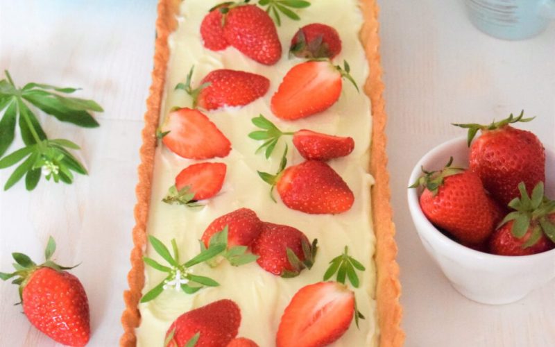 Waldmeistertarte mit Erdbeeren