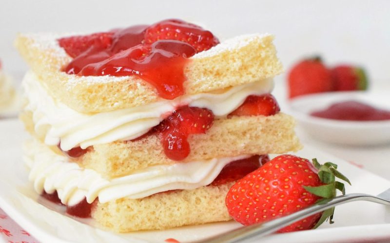 Erdbeerlasagne mit Holundercreme