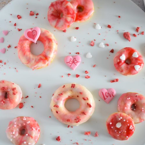 Marmorierte Donuts zum Valentinstag