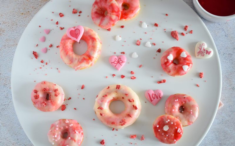 Marmorierte Donuts zum Valentinstag