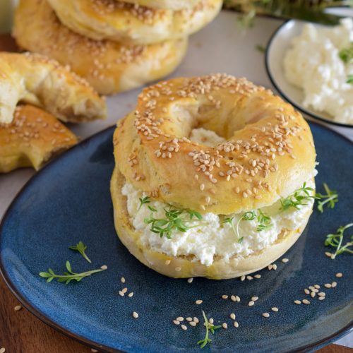Bagels mit selbstgemachtem Hüttenkäse