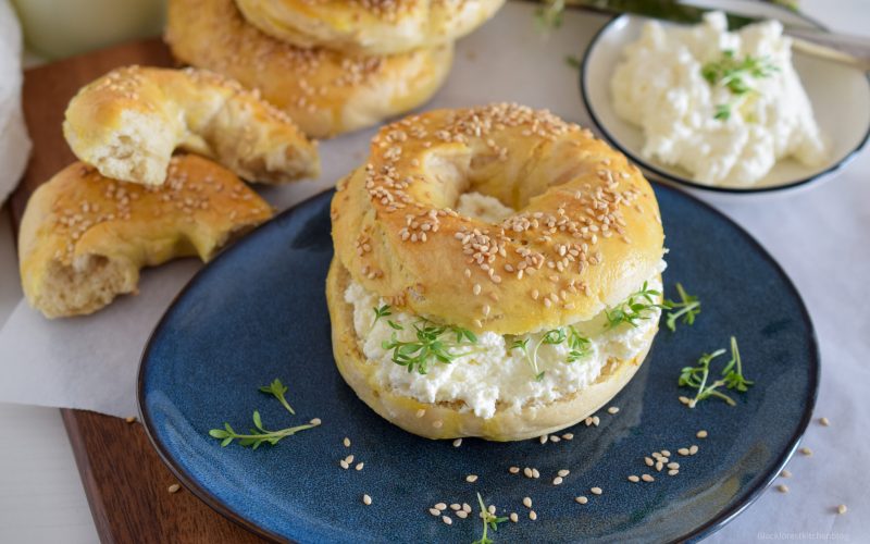 Bagels mit selbstgemachtem Hüttenkäse