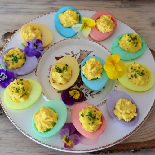Bunte Frühlingseier, gefärtbe Eier, Eier, Frühling, Ostern, Eier färben, Blackforestkitchen, gefüllte Eier, herzafte Eier, Ei