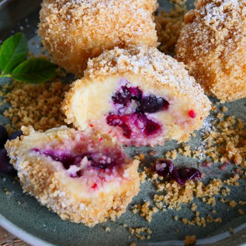 Quark-Knödel mit Heidelbeeren