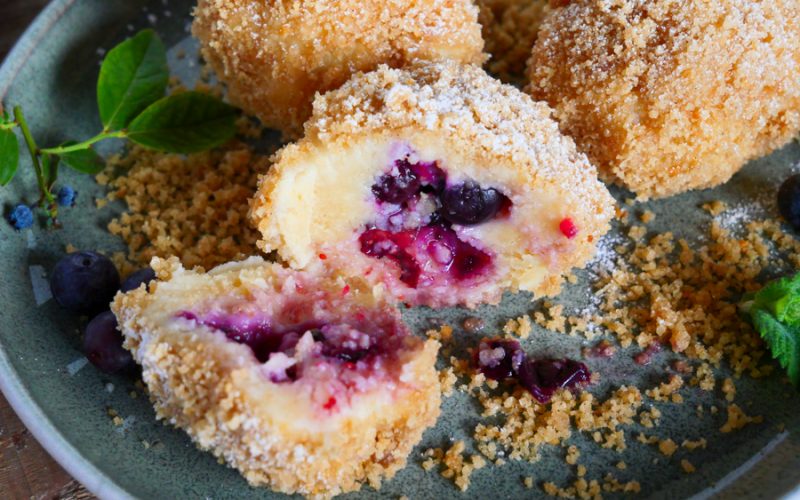Quark-Knödel mit Heidelbeeren