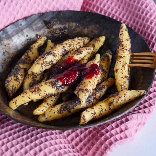 Süße Schupfnudeln mit Mohnbutter