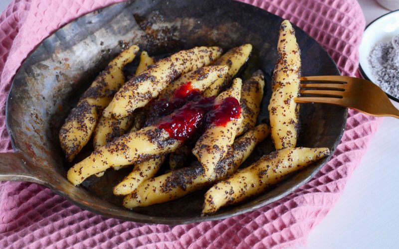 Süße Schupfnudeln mit Mohnbutter