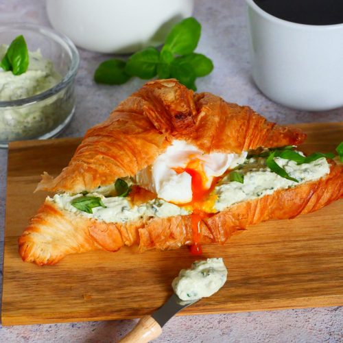 Croissants mit Basilikumcreme