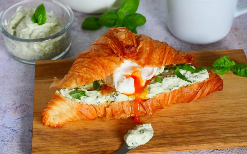 Croissants mit Basilikumcreme