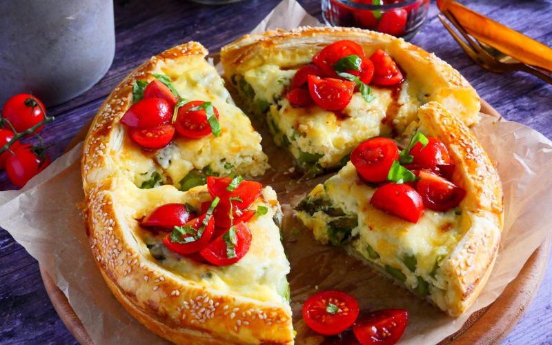 Spargel-Tarte mit Tomatensalsa