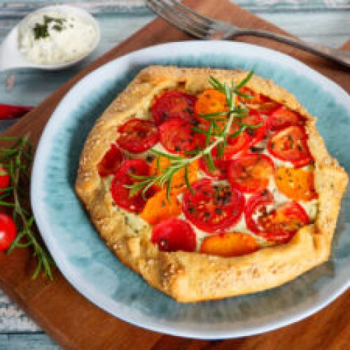 Tomaten-Galette mit Basilikumcreme