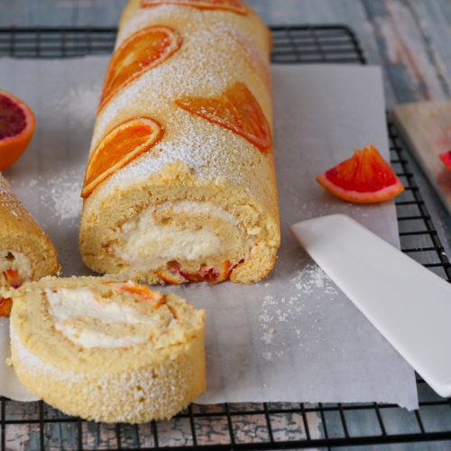 Biskuitrolle mit Blutorangen