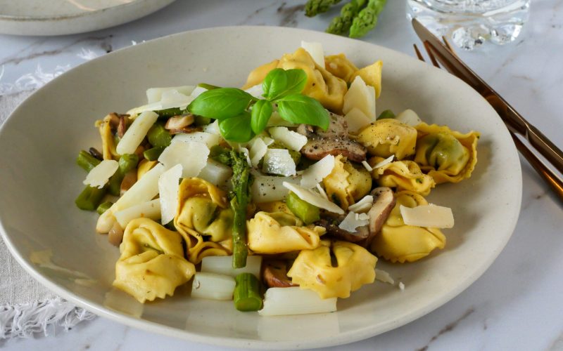 Tortellini mit Spargel in Zitronenbutter