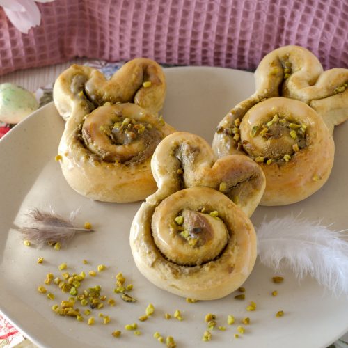 Oster-Hefeschnecken mit Pistaziencreme