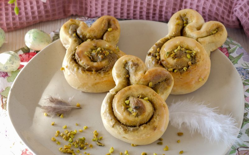 Oster-Hefeschnecken mit Pistaziencreme