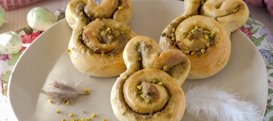 Oster-Hefeschnecken mit Pistaziencreme
