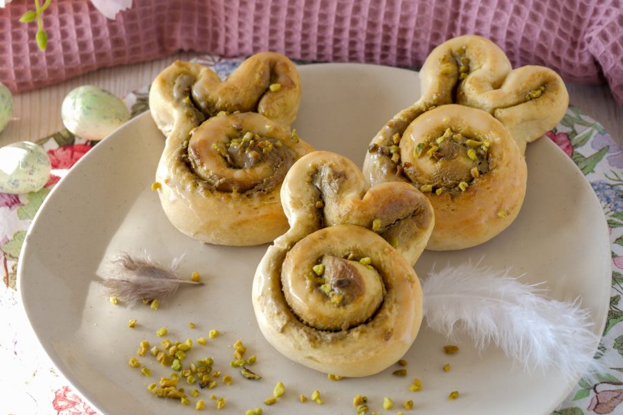 Oster-Hefeschnecken mit Pistaziencreme
