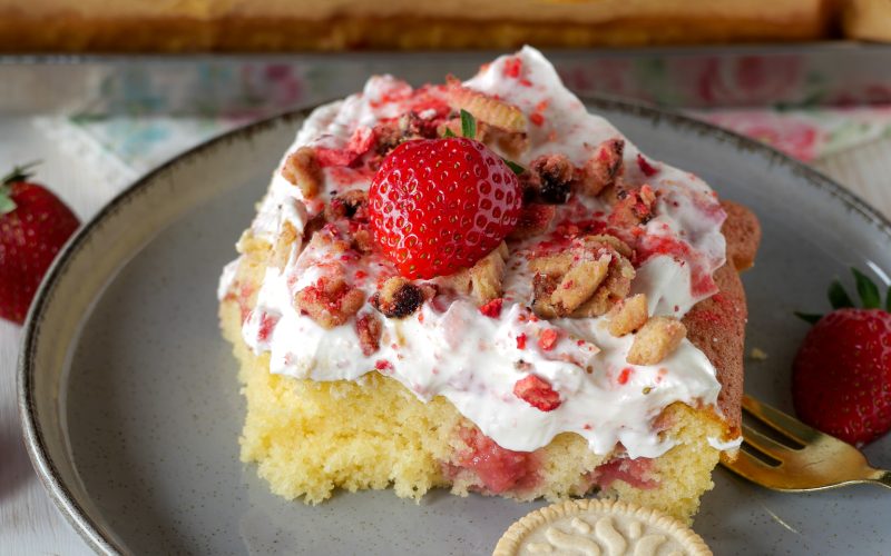 Erdbber Poke Cake