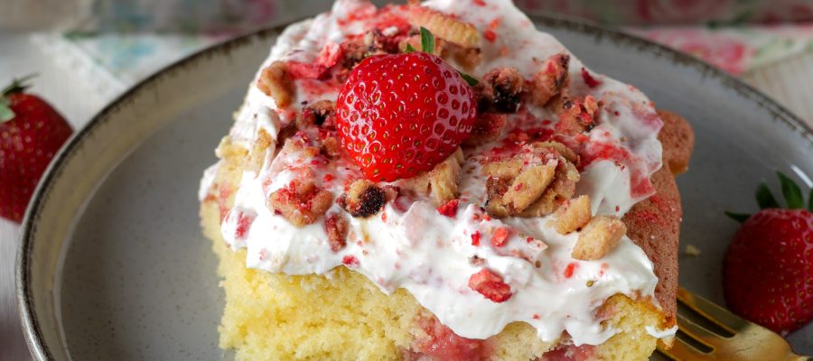 Erdbber Poke Cake